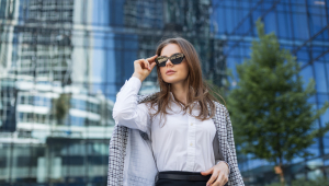 Woman with sunglasses walking in the city