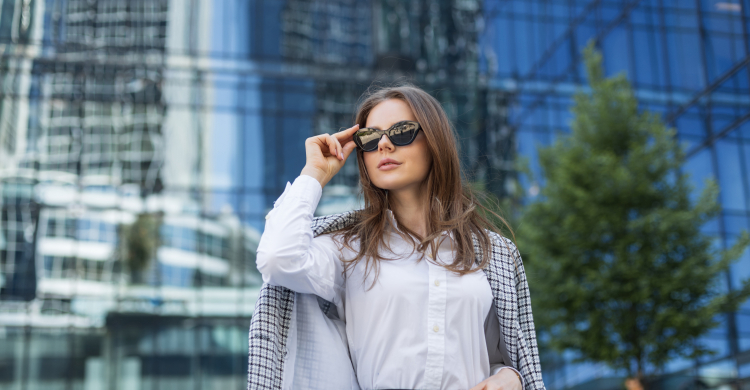 Woman with sunglasses walking in the city